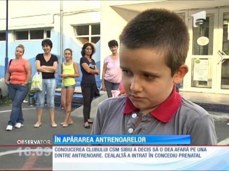 UPDATE / Părinții cer menținerea antrenoarelor de la CSM, după accidentarea unei fetițe