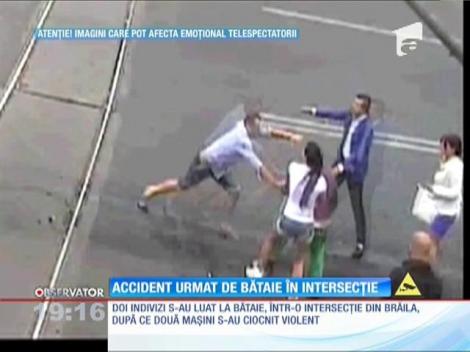 Două femei s-au tamponat în trafic, pe un bulevard din Brăila. Iar prietenii lor s-au luat la bătaie în mijlocul străzii