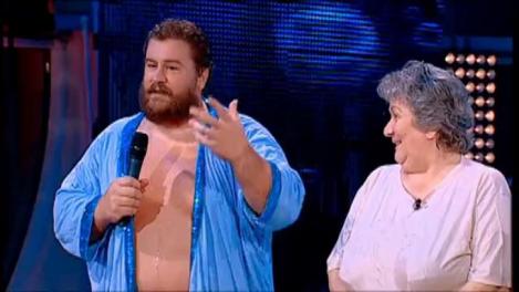 Foc! Apă! Radu Valahu! Cel mai puternic om din România s-a aruncat de la șapte metri cu FLĂCĂRI ÎN MÂINI