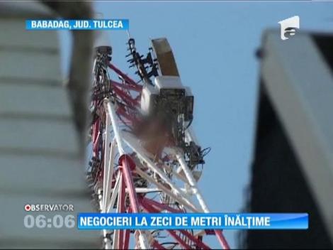 Un bărbat s-a urcat pe un stâlp de telecomunicații, supărat că nu primește o casă și bani de la autorități