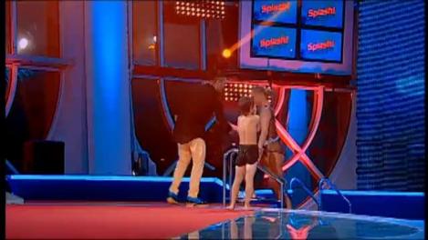 Sutienul a trădat-o, dar... Foaie verde Vuitton, face Vica un plonjon! Blochina a sărit în sincron cu fiul ei, Edan