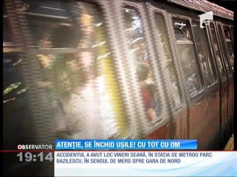 Un tânăr a fost rănit grav după ce a fost prins între uşile unei garnituri de metrou