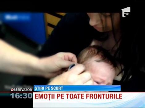 Bebeluș surd, zâmbește când aude vocea părinților, după montarea aparatului auditiv