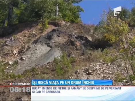 Sute de oameni îşi riscă viaţa pe un drum închis