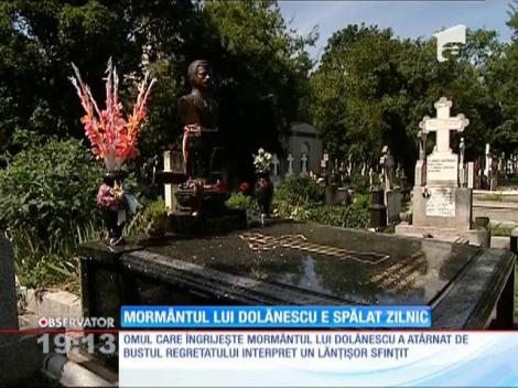 Mormântul lui Ion Dolănescu, spălat zilnic
