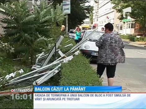 Balcon pus la pământ de o rafală de vânt