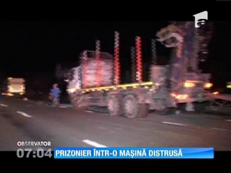 Prizonier într-o mașină distrusă