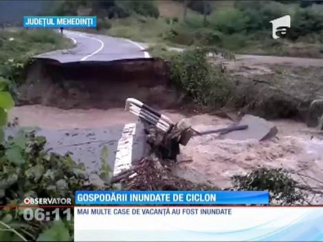 Sute de gospodării inundate în Caraş Severin