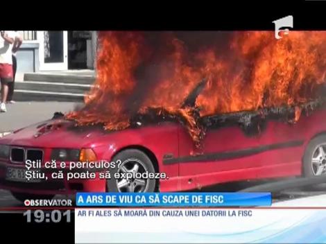 IMAGINI ȘOCANTE! Și-a dat foc în propria maşină ca să scape de FISC