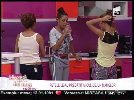 Fetele le-au pregătit micul dejun mamelor