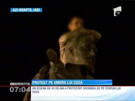 Statuia lui Cuza Vodă din Iaşi a devenit scena unui protest neobişnuit