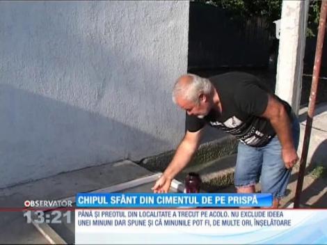 Chipul sfânt din cimentul de pe prispă