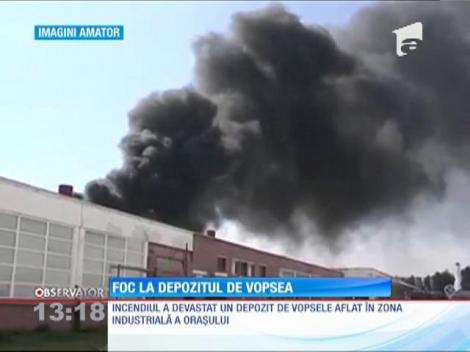 Foc la depozitul de vopsea din Suceava