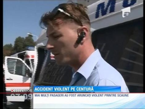 Microbuz plin cu oameni lovit violent de o betonieră