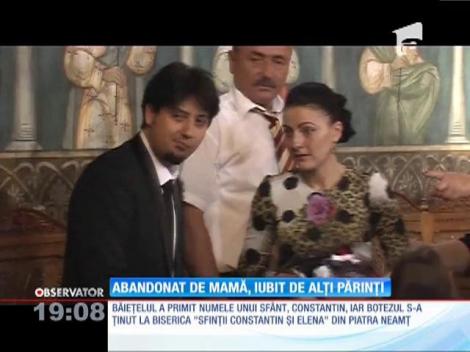 Bebeluşul abandonat pe o bancă și-a găsit o nouă familie