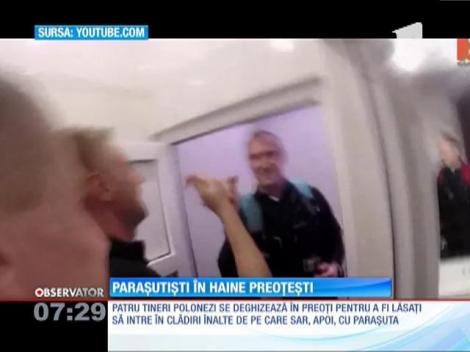 Patru tineri preoţi în sutane negre au sărit cu paraşutele de pe Palatul Culturii din Varșovia