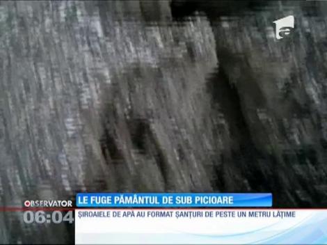 Casa unei familii din judeţul Mehedinţi, în pericol să se dărâme din cauza defrişărilor