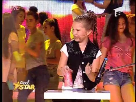 Diandra a interpretat o piesă din celebrul film ”Up in the Air” cu ajutorul paharelor