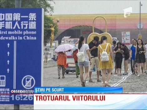 Trotuare speciale pentru dependenţii de smartphone-uri