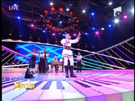 Poartă cu mândrie costumul popular! Alexandru Rus iubește muzica populară românească
