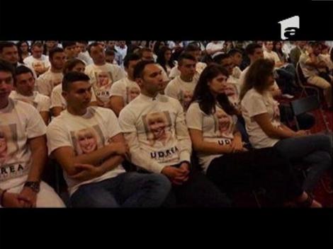 Mircea Badea, despre tinerii care poartă tricouri cu liderul PMP: Elena Udrea se uită la zeci de "udre"