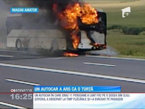 Un autocar a ars ca o torță pe o șosea din Cluj