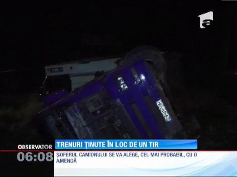 Un TIR răsturnat a blocat circulația trenurilor care fac legătura între Moldova şi Transilvania