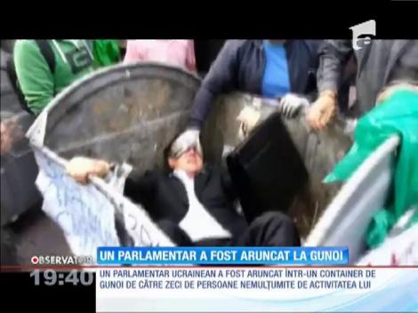 Un parlamentar a fost aruncat la gunoi