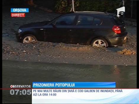 Cinci mii de oameni au devenit prizonierii apelor, la câţiva kilometri de Orşova
