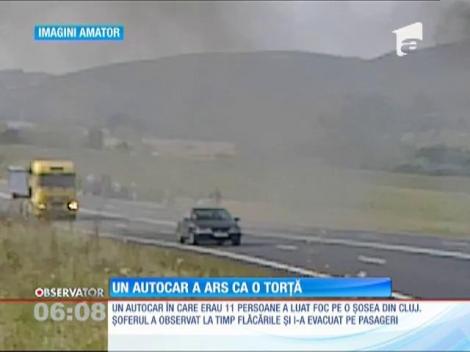 Un autocar a ars că o torță pe o şosea din Cluj