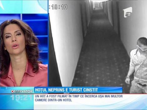 Hoț filmat în timp ce încerca ușa mai multor camere de hotel