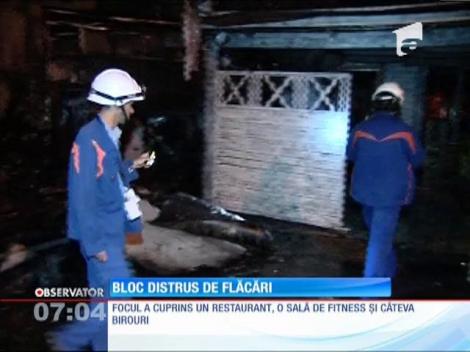 O clădire cu trei etaje din Capitală a fost mistuită de flăcări