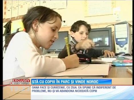 Stă cu copiii în parc și vinde noroc