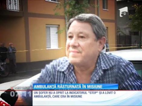 O ambulanţă aflată în misiune s-a răsturnat pe o şosea din Mehedinţi