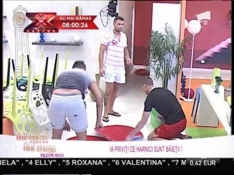 Băieții au vrut să demonstreze că sunt harnici și au făcut curat &icirc;n casă!