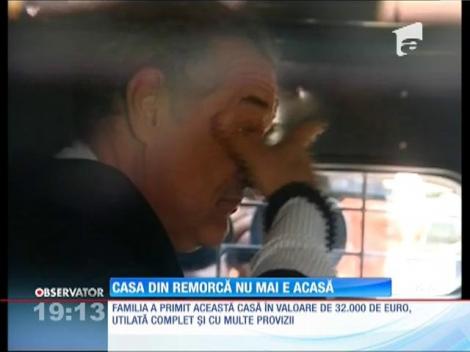 Familia care trăia într-o remorcă a primit în dar o casă