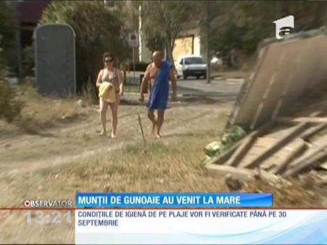 Turiştii au plecat de pe litoral, dar au rămas munţi de gunoaie
