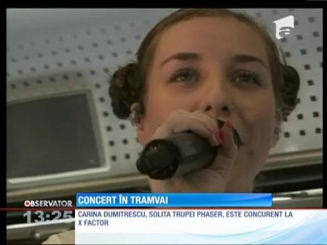 Carina, concurentă X Factor, a făcut show muzical într-un tramvai în mers