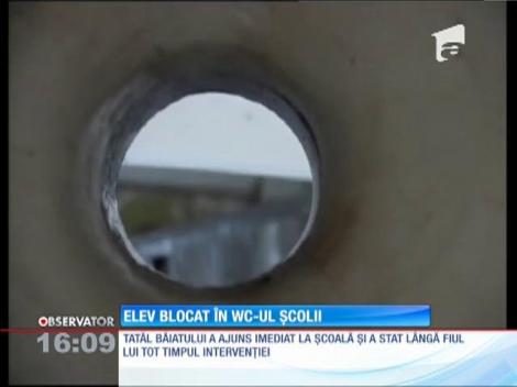Un copil de şase ani a rămas blocat cu un picior în wc-ul unei şcoli din Piteşti