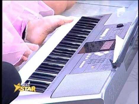 Emoţionant! Lorelai a cântat la orgă cu degetele de la picioare