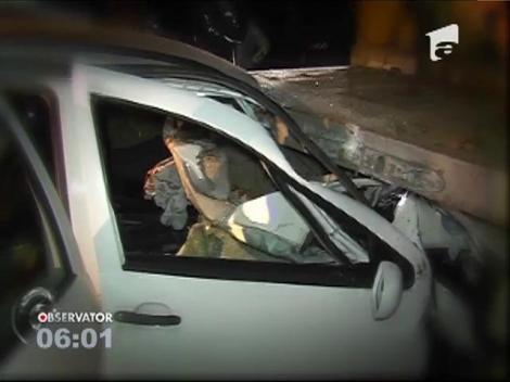 Un bărbat a fost grav rănit, după ce a intrat cu maşina în remorca unui TIR