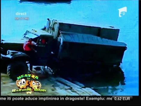 Smiley News: Cum îşi construiesc indienii un pod pe apă