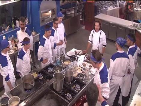 Tensiunea e la cote maxime și în echipa albastră! ‘’Chiar a fost ca-n Iad. Bucătăria Hell’s Kitchen e mai rău ca în Iad’’