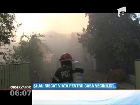 S-a dezlănţuit iadul într-o gospodărie din Prahova. Câţiva oameni au intrat în clădirile cuprinse de flăcări să mai salveze câte ceva