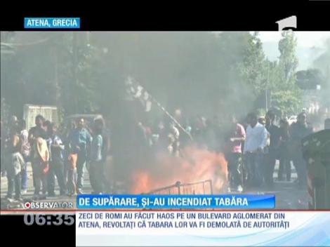 Zeci de rromi au ridicat un zid de foc în jurul taberei ilegale din centrul Atenei