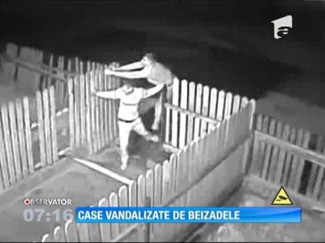 Patru tineri au devastat o clădire în care erau un bărbat cu iubita sa însărcinată