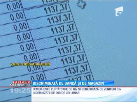 O femeie purtătoare de HIV, discriminată de o bancă și de un magazin