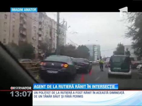 Agent de la rutieră rănit în intersecţie