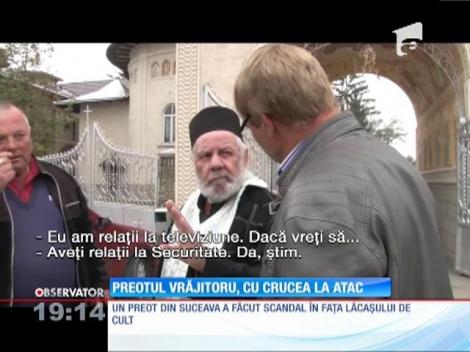Cu crucea în mână, şi fără vorbele de duh la el, un preot a făcut circ în uşa unei biserici din Suceava