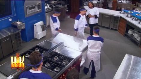 Se deschide restaurantul Hell's Kitchen! Fetele reușesc să obțină un avantaj! Echipa roșie servește prima farfurie!